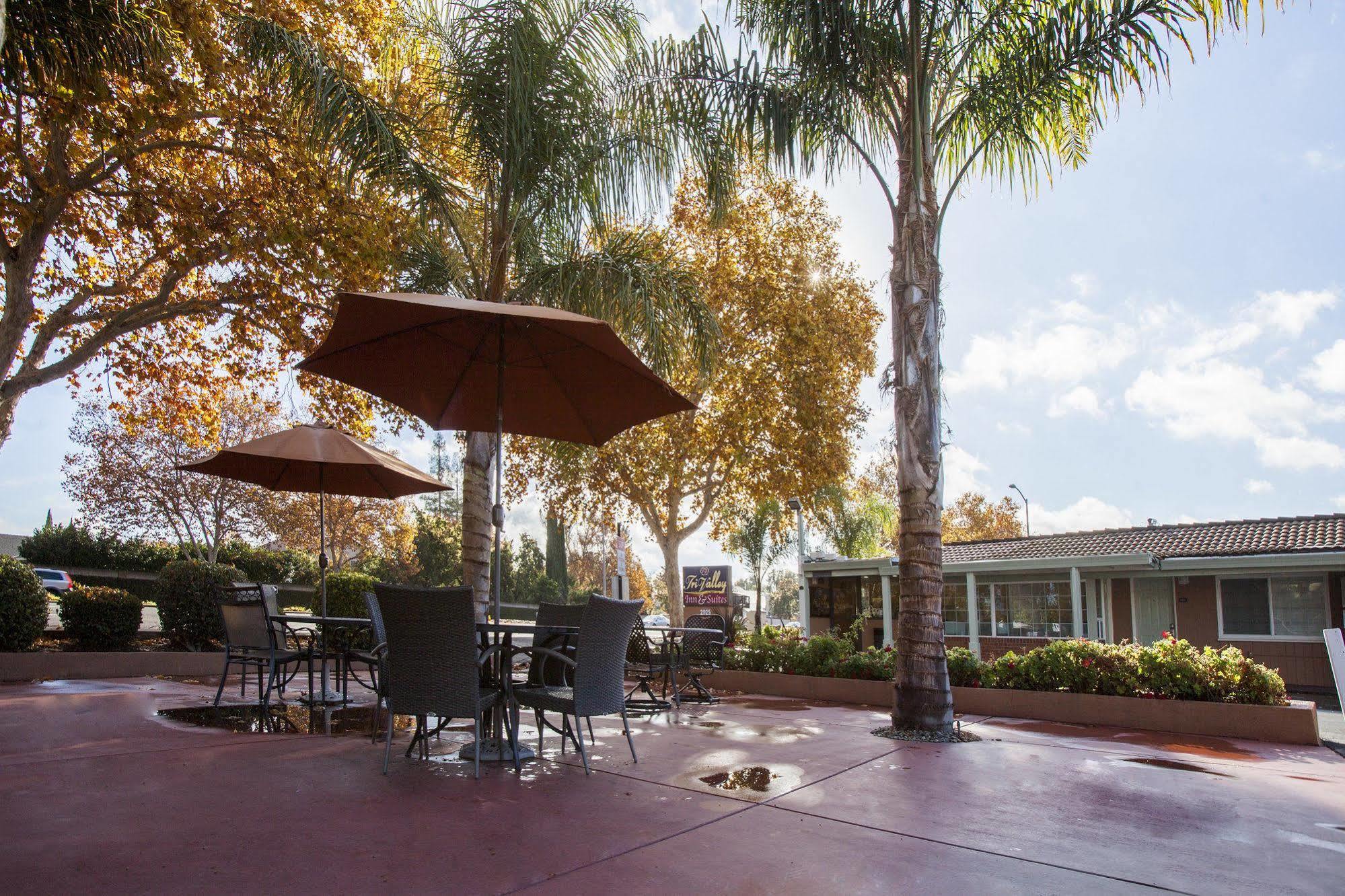 Tri-Valley Inn & Suites Pleasanton Bagian luar foto